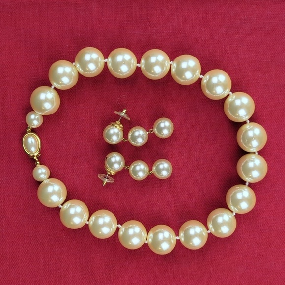Vintage Oversized Faux Pearl Statement Necklace and Earrings Set - Picture 2 of 10